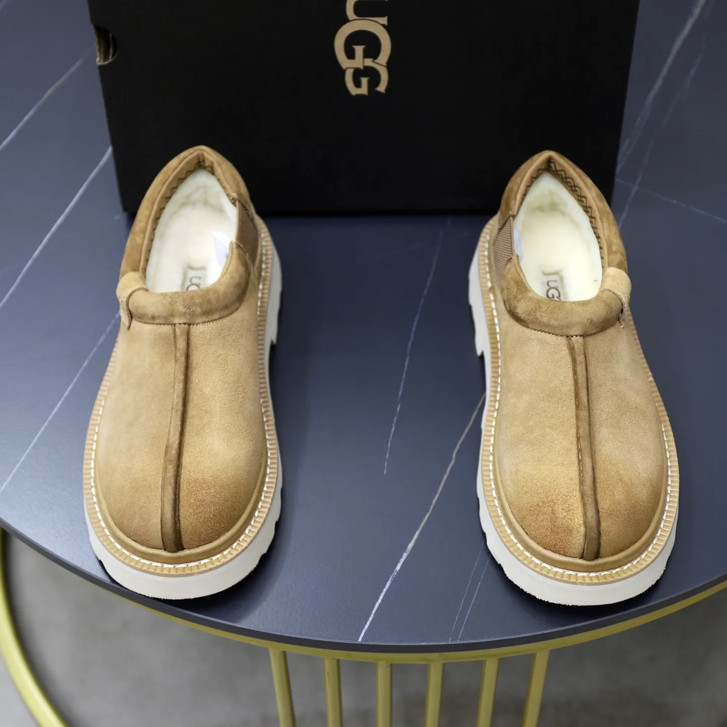 Ex-factory price: 580💰Thick wool imported from Australia Brand: UGG genuine purchasing agent Size: 39-45 Grade: Official website 1:1 Material: First layer of genuine leather waterproof and antifreeze upper Real wool lining Original non-slip soft wear-resistant outsole Style category: Men's casual shoes Trendy style Comfortable on the feet Color: Official website color synchronization